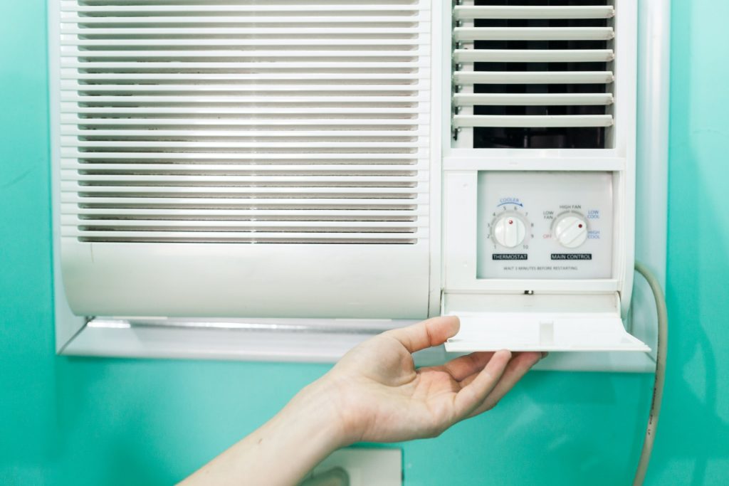 Air conditioner and temperature controls